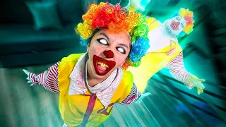 SACAMOS el ESPÍRITU del PAYASO GIGANTE de MC DONALD’S del CUERPO de MI AMIGA