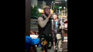 Policial Militar flagrado cantando em Bar de Salvador