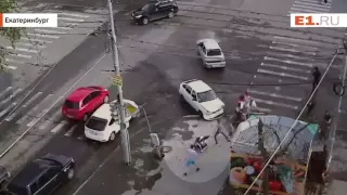 Мужчина на Уралмаше спас коляску из под летящей на него машины