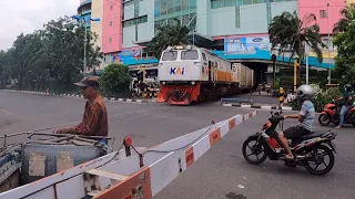 Kompilasi Kereta Api di Perlintasan Jalan Dupak dan Terowongan PGS 3