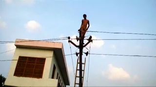 Drunkard climbs high-tension electric pole in northern India