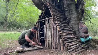 Build Cozy Bushcraft Survival Shelter In The Trunk, Fireplace With Clay & Solo Overnight In The Wood