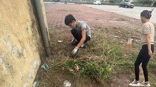 Cleaning rudimentary tools cutting grass leaving behind Transformation girl was moved to give water