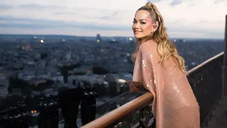 Një çantë jo e zakonshme/ Rita Ora çudi me daljen e saj të fundit në Londër - Gota News