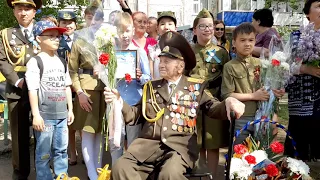 Старейшего ветерана войны поздравили с оркестром в Уральске