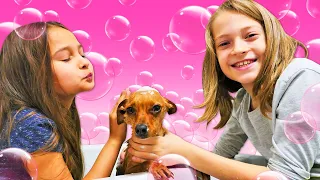 La bambina Selina mostra come lavare il cane. Video divertenti. Vlog in italiano