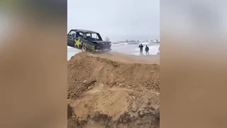 прыжок в воду на машине