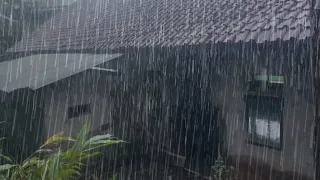 Heavy rain in a peaceful village in Indonesia||very comfortable and peaceful||perfect for insomnia