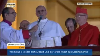 Der neue Papst Franziskus tritt vor die Gläubigen