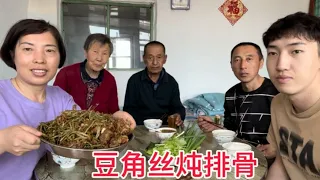 Three people went to the field to grow corn  mother-in-law at home to stew ribs  into the autumn be