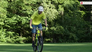 Mountainbike – Fahrtechniken: Hinterrad versetzen (Noseturn, auf Platz)