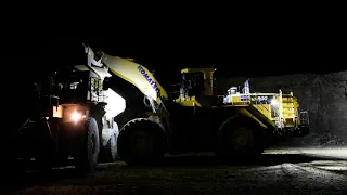 Brand new Komatsu WA800-8 loading HD785