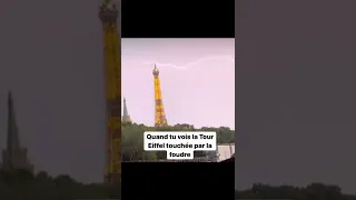 La tour Eiffel touchée par la foudre⚡️