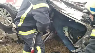 На Дніпропетровщині рятувальники вилучили тіло водія з понівеченої автівки