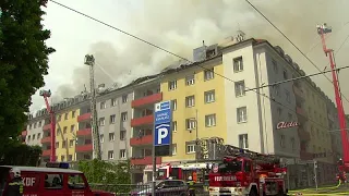 Straßensperren nach Großbrand in Wien