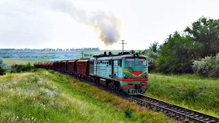 Diesel locomotive 2TE10L-2077A "Luganka" With hoarse typhon T9. Rises with a freight train. [CFM]