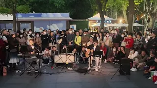 上海街頭藝人深情演繹《朋友別哭》, 原唱呂方也會驚嘆！Shanghai Street Artists Performing "Don't Cry, My Friend"