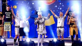 Serduchka chanted in unison with the Ukrainians "Get out of Ukraine, ugly Muscovite!"