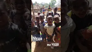 Уникальное племя в Африке. Дети повторяют речь не зная языка😯