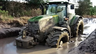 Трактора принимают грязевые ванны