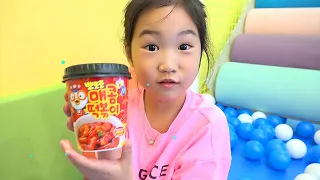 黑面辣炒年糕韓國吃播宝蓝在兒童室內遊樂場