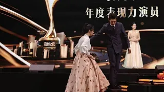 LiXian making sure that YangZi gets up the stairs safety at Weibo Night, GoGoSquid co-stars