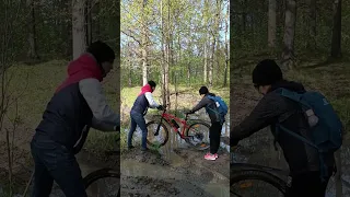 Едем к Шуховской башне на велосипедах через грязь и лужи