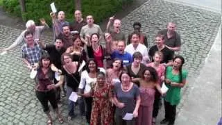 Le staff du CNCD-11.11.11 chante pour le climat