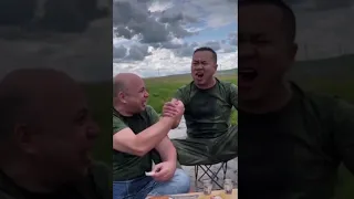 Русский и китаец пьют водку. Поехали...