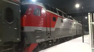 ЧС7-210 с поездом #147  "Кострома-Москва" отправляется. 30.12.2022.