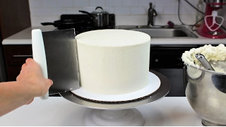 How to Smooth Frosting on a Cake I CHELSWEETS
