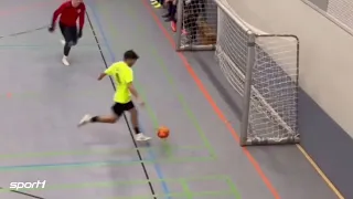 Unfassbarer Fehlschuss! Hessischer Amateur-Kicker wird zum Internet-Hit