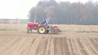 Traktor Fahr D180 im Einsatz bei Saat und Ernte