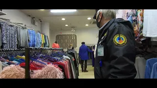 ВЫГНАЛИ ИЗ МАГАЗИНА. Продавец кидается на камеру, Охрана ТРЦ