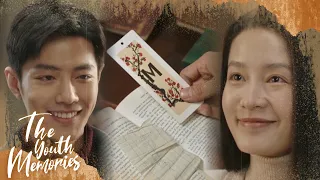 Seeing that familiar bookmark, he finally realized his girlfriend was his dream girl years ago!