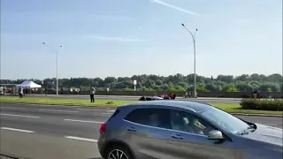 Kubica jezdzi bolidem po Warszawie