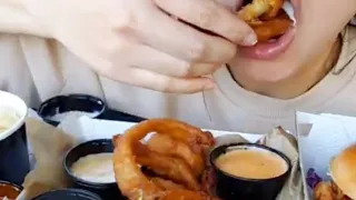 ASMR MUKBANG | BURGERS 🍔  CHICKEN 🍗 FRENCH FRIES 🍟 EATING 햄버거 양념치킨 감자튀김 소스 퐁당! 먹방