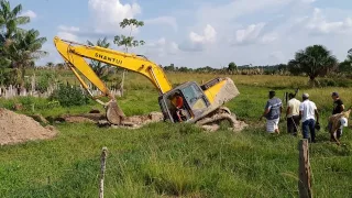 ESCAVADEIRA HIDRÁULICA ATOLADA 3!