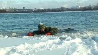 В Новосибирске сотрудники МАСС провели тренировку по спасению людей, провалившихся под лёд