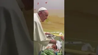 #PapaFrancisco bautiza a un niño recién nacido durante su estancia en el hospital. #short