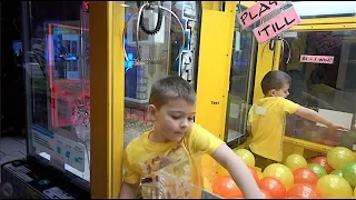 KID CLIMBS INTO CLAW MACHINE!!!!