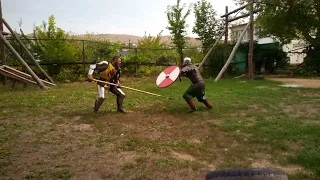 викинг (щит и топор )vs рыцарь ( копьё )