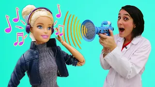 Barbie non ci sente! Ha bisogno della dottoressa Ahia! Giochi del dottore per bambini in italiano