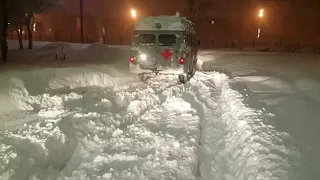 В Южно-Сахалинске две "скорые" застряли в снегу