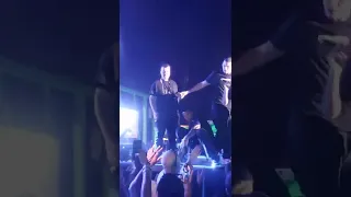 Homem toma microfone de Orochi durante show e cantor fica muito irritado