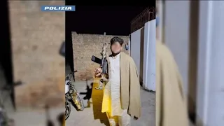 Corrieri picchiati e minacciati dovevano versare lo stipendio alla gang «Ak-47 Carpi»: i video