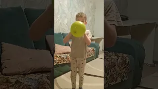 Дима за 50 секунд надул большой шарик.
