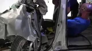 Nissan Quest - Removing the dummy after the crash test | AutoMotoTV