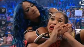 Sasha Banks ataca brutalmente a Bianca Belair - WWE Smackdown 30/07/21 en Español