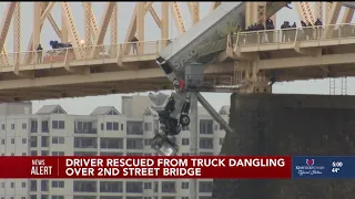 Onlookers react to ’amazing’ rescue of truck driver from Clark Memorial Bridge